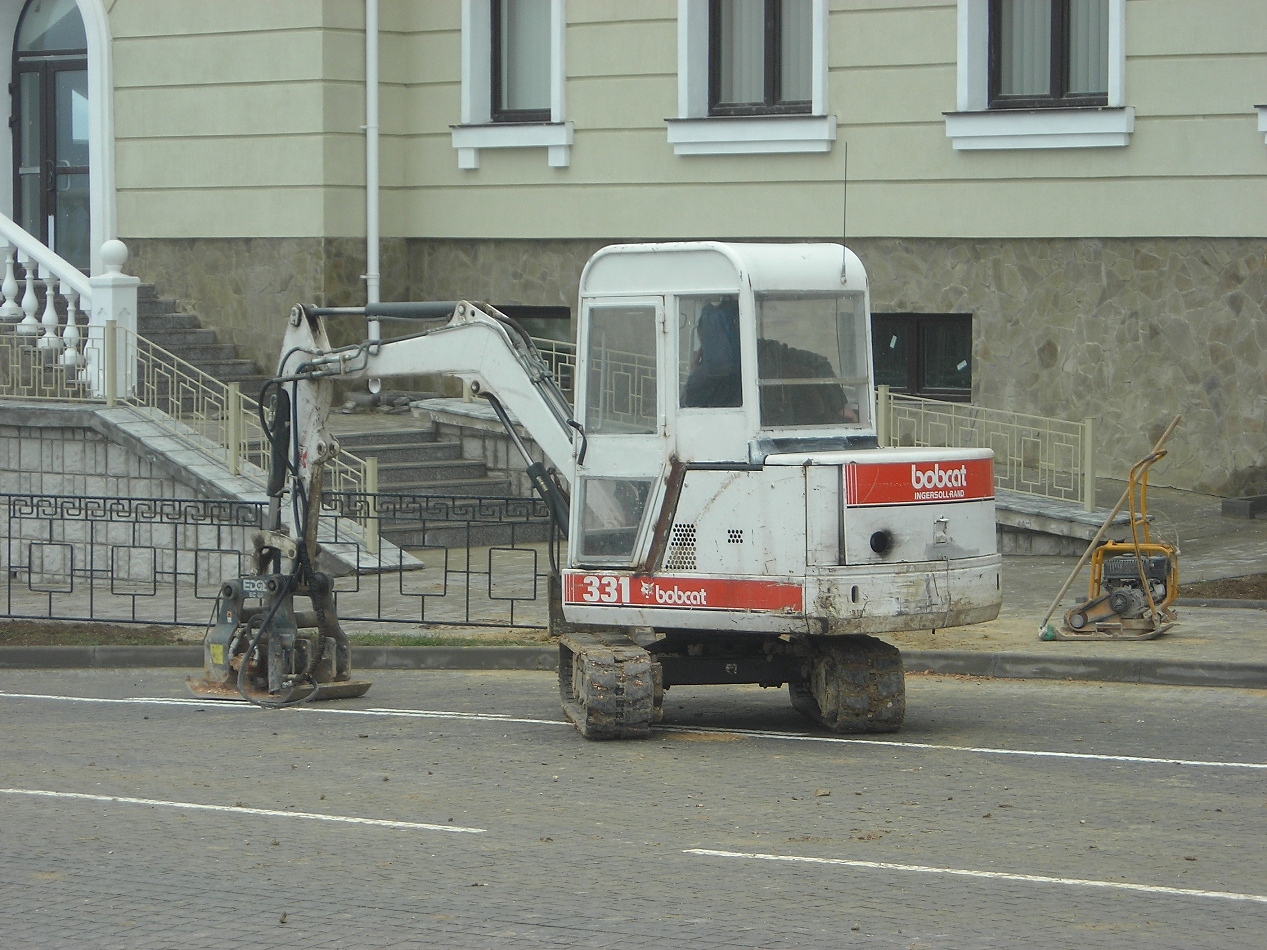 Экскаватор Bobcat 331 с виброплитой. Севастополь