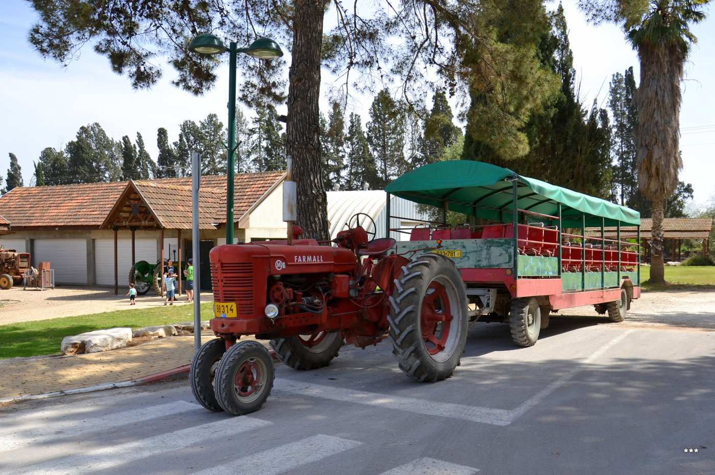 Трактор Farmall M #98-314 с пассажирским прицепом. Израиль, Эйн Шемер 