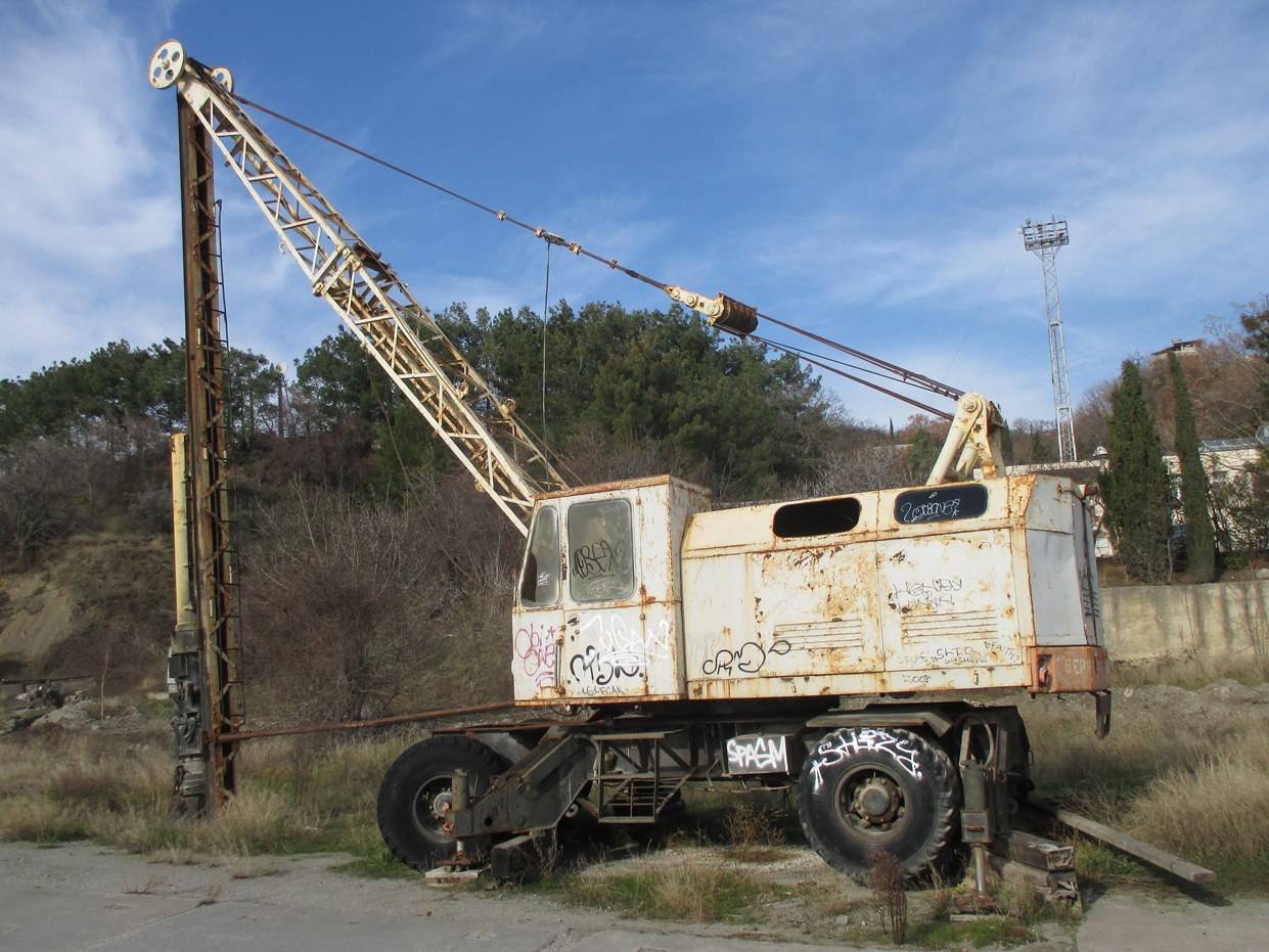 Кран КС-4361А со сваебойным оборудованием. Ялта, Ялтинский торговый порт