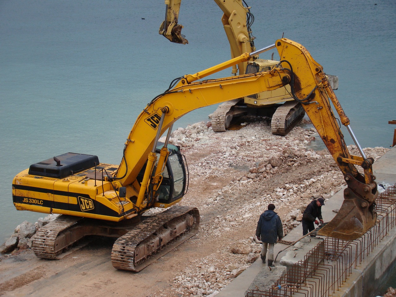 Экскаватор JCB JS330LC. Севастополь
