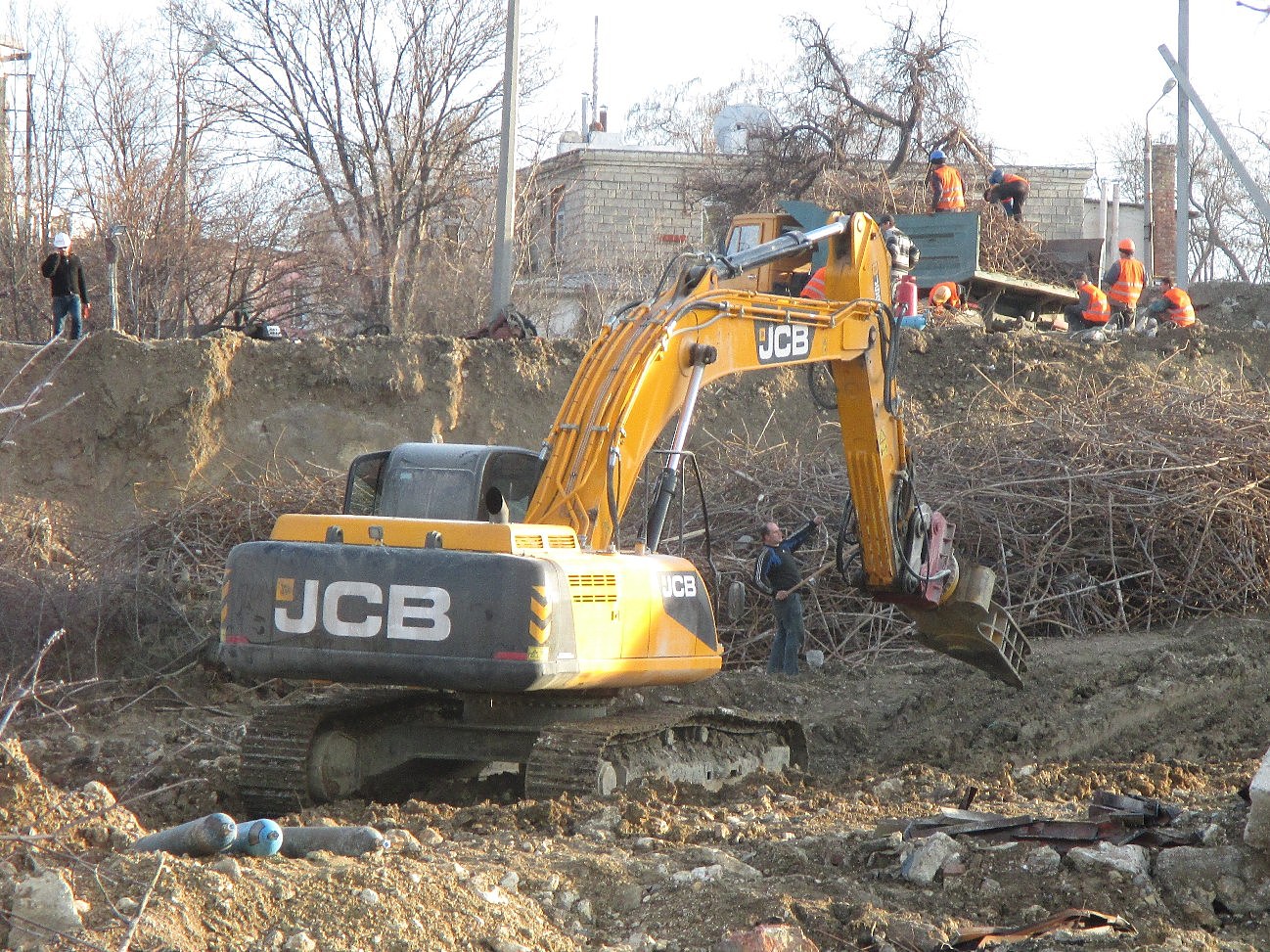 Экскаватор JCB JS330LC с гидроножницами. Севастополь