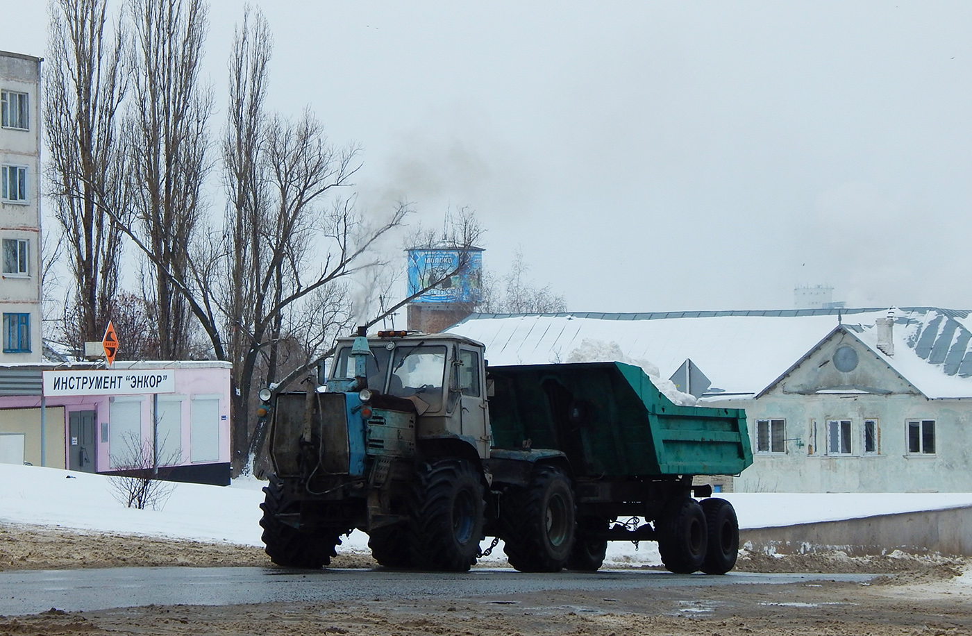 Трактор Т-150К # 1735 ЕС 31 с самосвальным прицепом # 1721 ЕС 31. Белгородская область, г. Алексеевка, улица Тимирязева