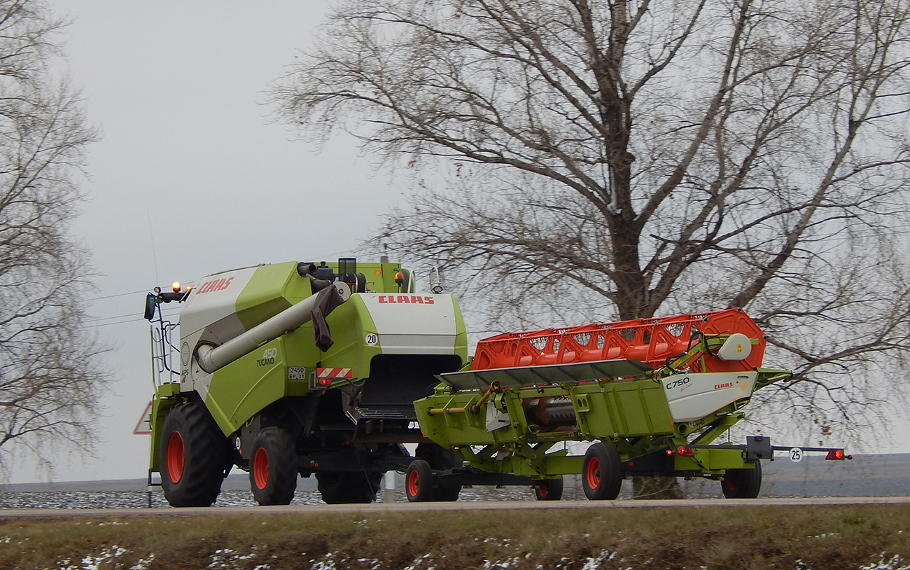 Зерноуборочный комбайн Claas Tucano 450 #2450 ЕР 31 с жаткой на специальном прицепе для транспортирования жаток. Белгородская область, Ровеньский район