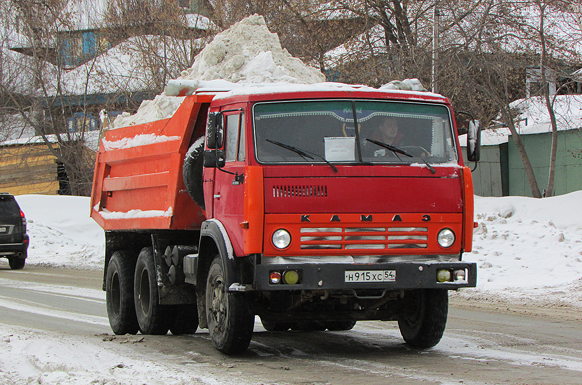 Самосвал КамАЗ-55111 #Н 915 ХС 54. Новосибирск, проспект Дзержинского