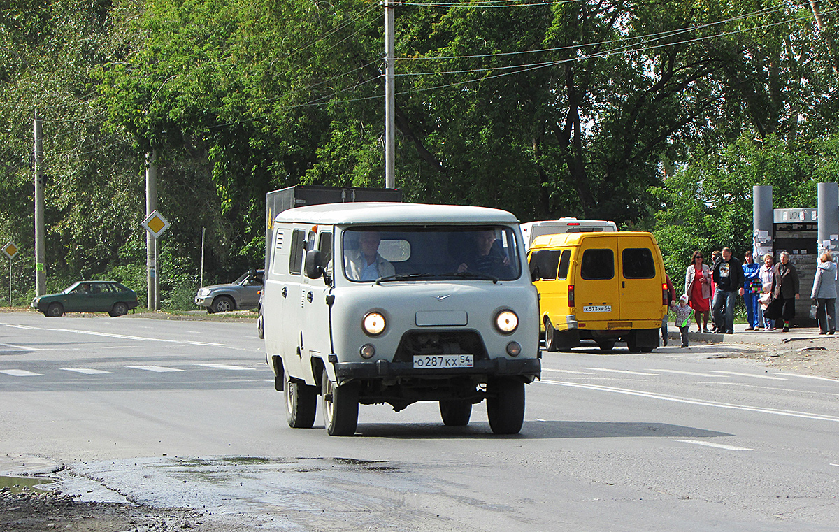 Автомобиль УАЗ-39099  #О 287 КХ 54. Новосибирск, улица Одоевского