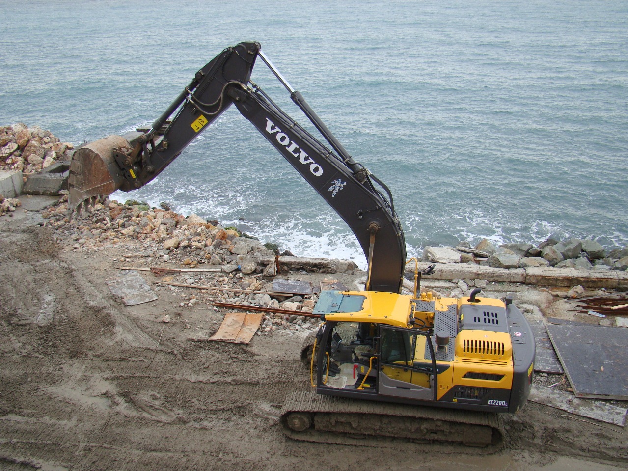 Экскаватор Volvo EC220DL. Крым, Ялта