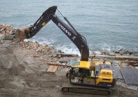 Экскаватор Volvo EC220DL. Крым, Ялта