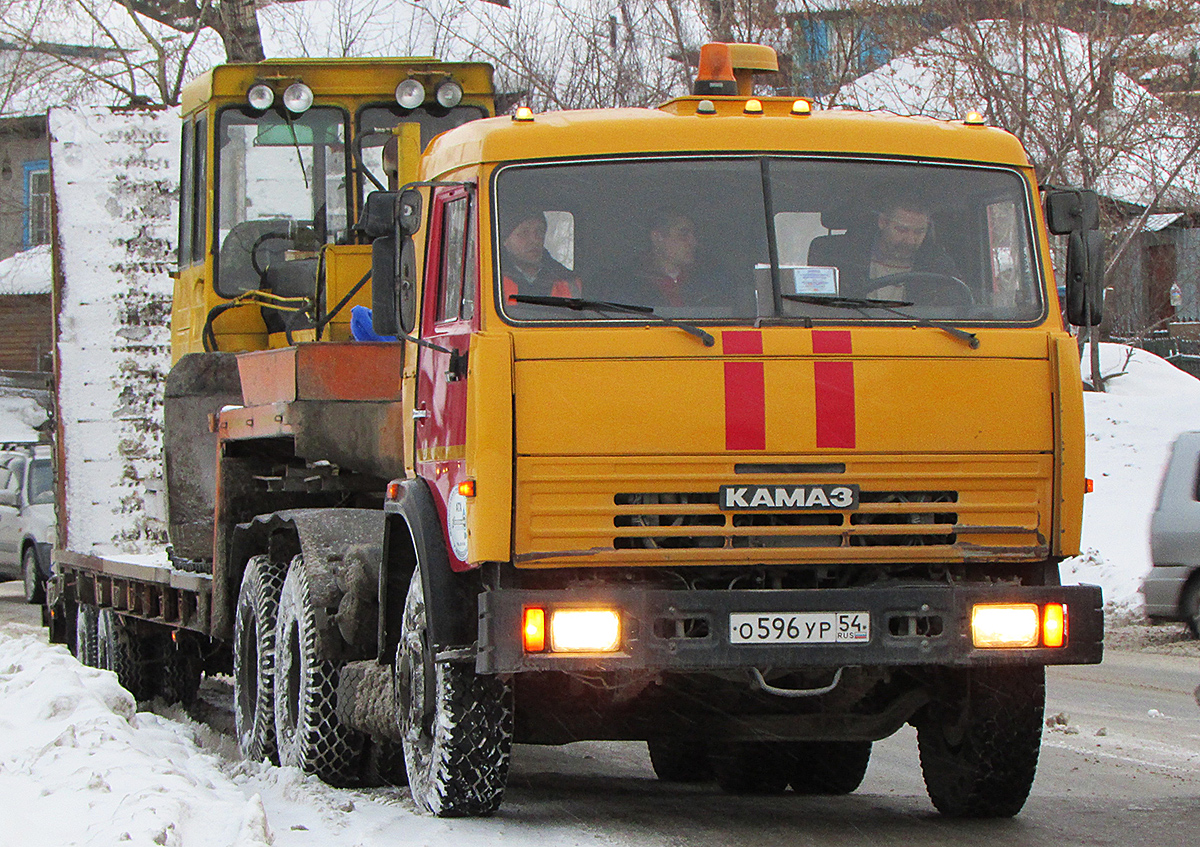 Седельный тягач КамАЗ-54115 #О 596 УР 54 с тралом. Новосибирск, проспект Дзержинского