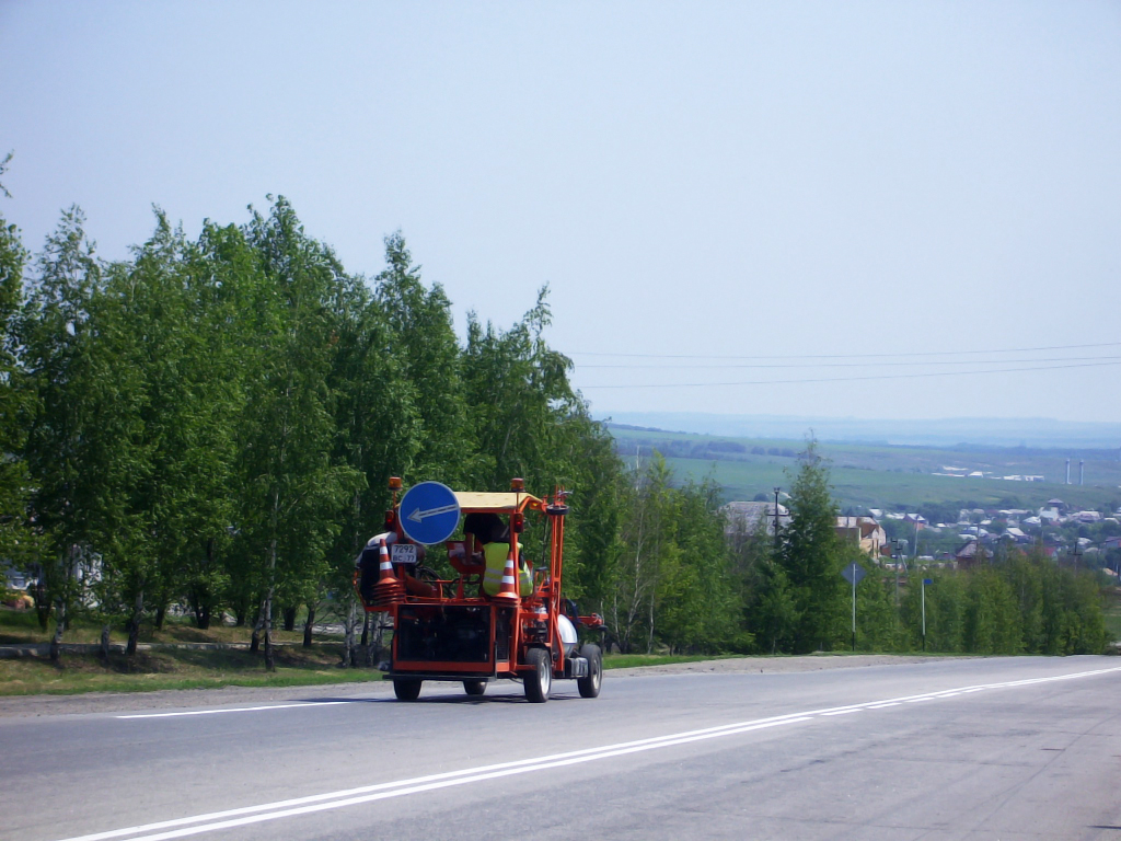 Самоходная разметочная машина #7297 ВС 77. Белгородская область, г. Алексеевка, автодорога "Валуйки - Красное"