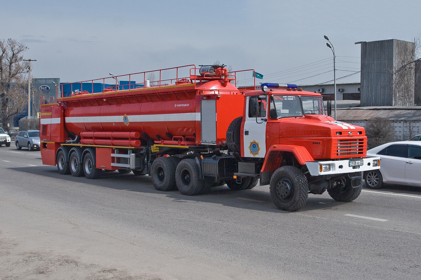 Пожарный автопоезд КрАЗ-6443 (АЦ-30-70-2) в составе тягача КрАЗ-6443 #938 AD 02 и специального полуприцепа-цистерны. Алматы, проспект Рыскулова