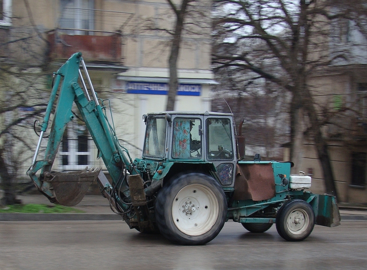 Экскаватор-бульдозер ЭО-2621В-2 на базе трактора ЮМЗ-6КЛ. Севастополь