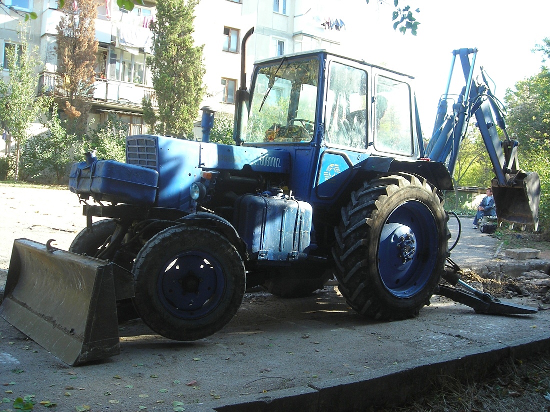 Экскаватор-бульдозер ЭО-2621В-3 на базе трактора ЮМЗ-6КЛ. Севастополь