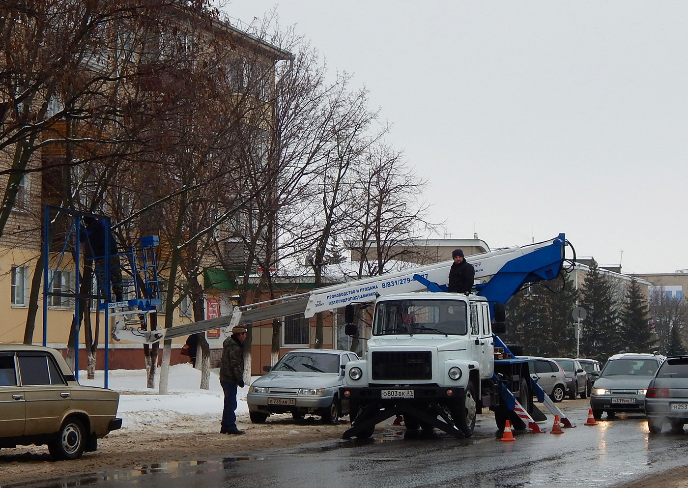 Автоподъёмник на шасси ГАЗ-3309 #О 803 ВК 31. Белгородская область, г. Алексеевка, улица Победы