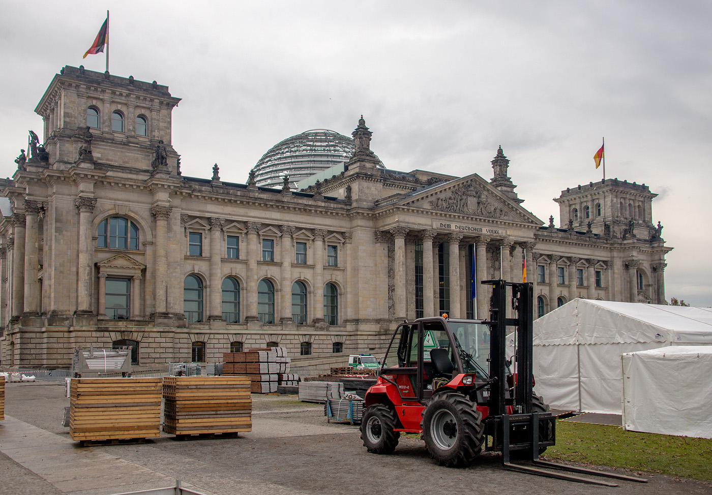 Погрузчик Manitou M30-4. Deutschland, Berlin, Platz der Republik
