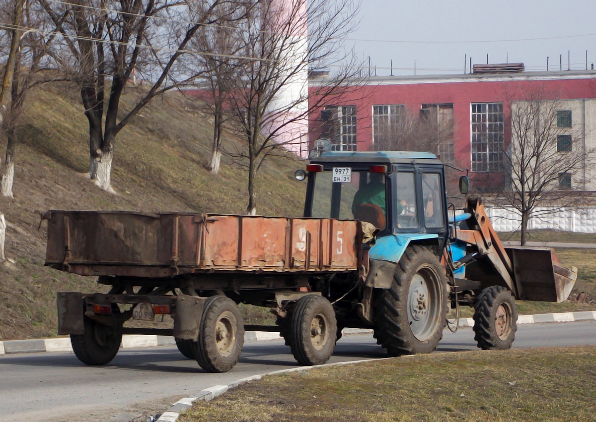 Погрузчик на базе трактора Беларус-82.1 #9977 ЕН 31 с прицепом 2 ПТС-4  #БЛ 0098. Белгородская область, г. Алексеевка, Заводская улица