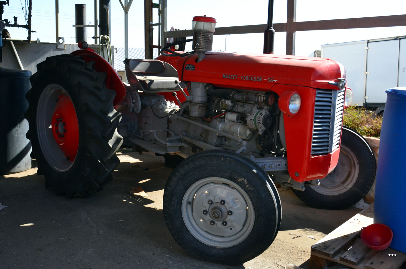 Трактор Massey Ferguson MF 35. Израиль, Зихрон-Яаков, винодельня "Тишби"