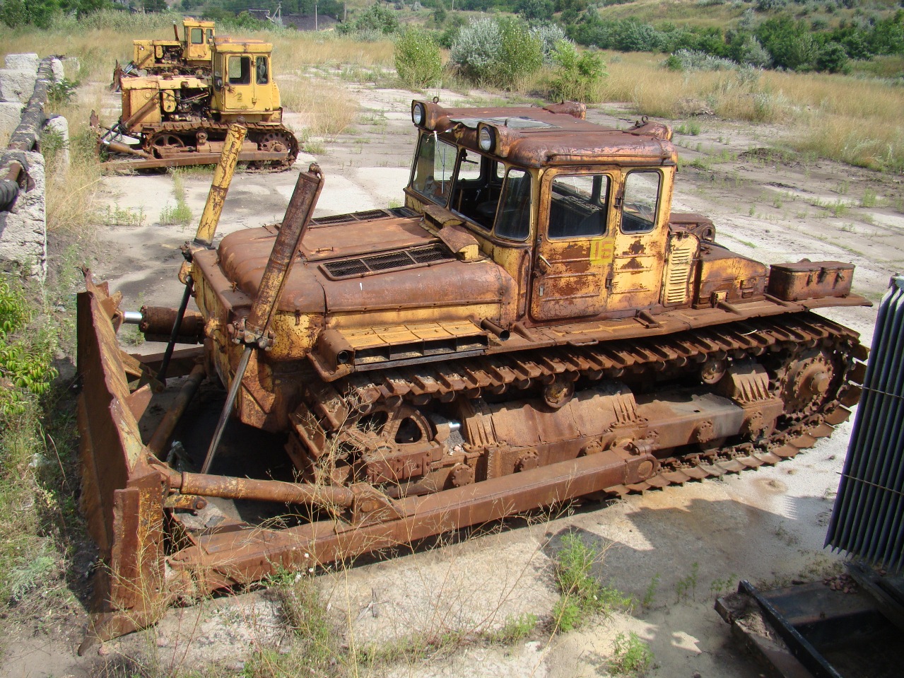 Бульдозер ДЗ-118 на базе трактора ДЭТ-250М. Украина, Кировоградская область, Александрийский район, Константиновский буроугольный разрез (село Ягодное)