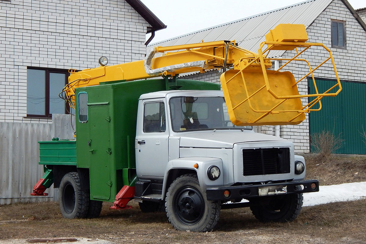 Автоподъёмник КМ-1214 "Линия-НН" на шасси ГАЗ-3307 #Н 143 УР 31. Белгородская область, г. Алексеевка, улица 50-летия Победы