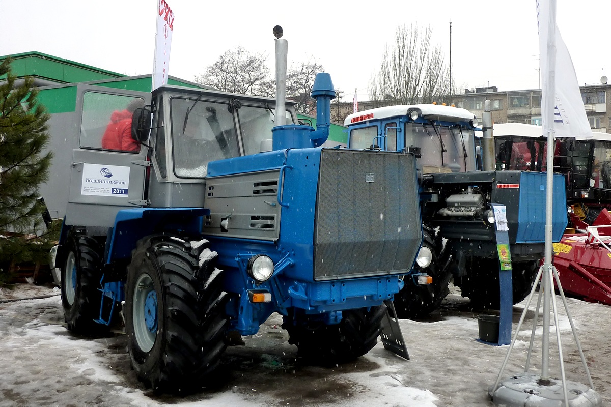 Трактор Т-150К, прошедший восстановительный ремонт на заводе «ПодшипникМаш». Ростов-на-Дону, ТВК "Вертолэкспо"