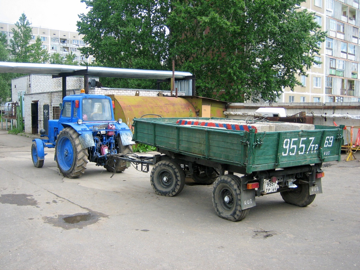 Трактор МТЗ-80* "Беларусь" #9539 ТР 69 с двухосным прицепом 2-ПТС-4*  #9557 ТР 69. Россия, Тверская область, Удомля, улица Энтузиастов
