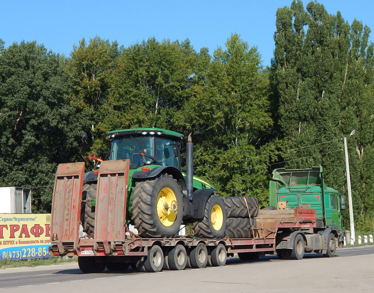 Транспортировка сельскохозяйственного трактора John Deer на полуприцепе-платформе. Воронежская область, Ольховатский район, п. Большие Базы