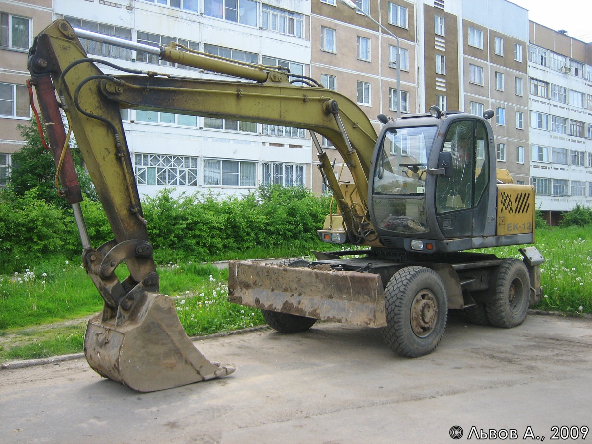 Эскаватор ЕК-12. Россия, Тверская область, Удомля, улица Александрова