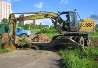 Эскаватор ЕК-12. Аварийные работы на теплосетях. Россия, Тверская область, Удомля, улица Венецианова