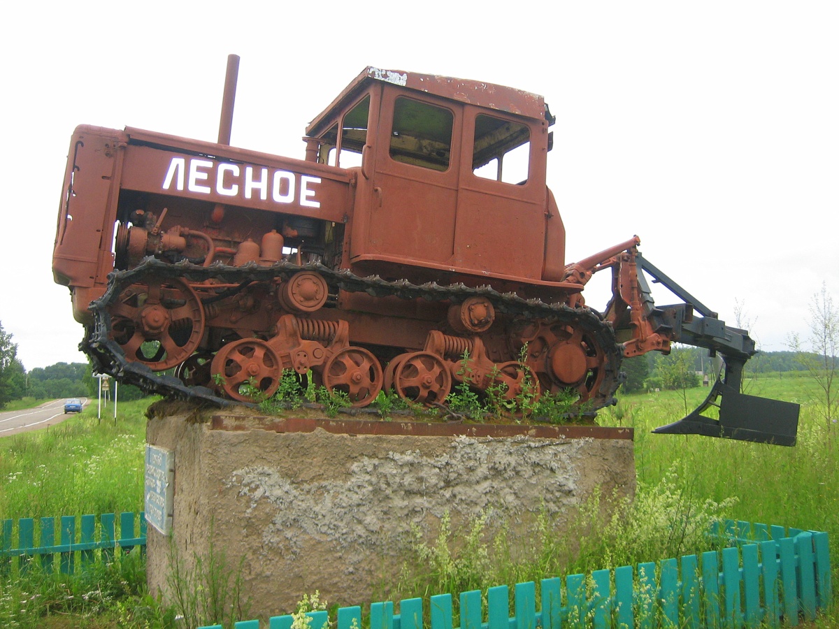 Трактор ДТ-54А с лесным плугом на постаменте. Россия, Тверская область, Лесной район, село Лесное