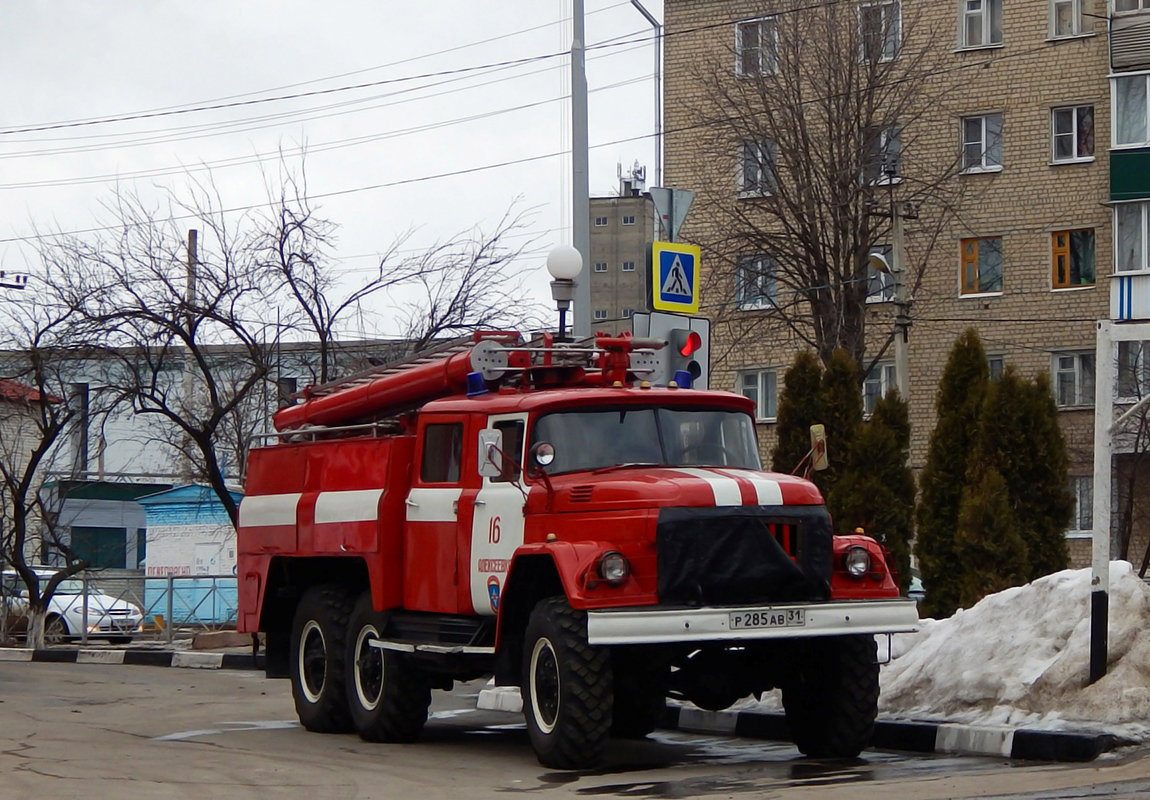 Автоцистерна АЦ-40(131)-137А на шасси ЗиЛ-131Н #Р 285 АВ 31. Белгородкая область, г. Алексеевка, Мостовая улица