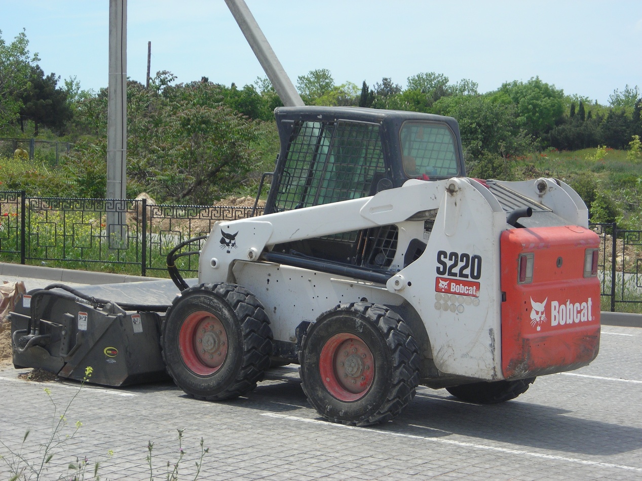 Погрузчик Bobcat S220 с подметально-уборочным оборудованием. Севастополь