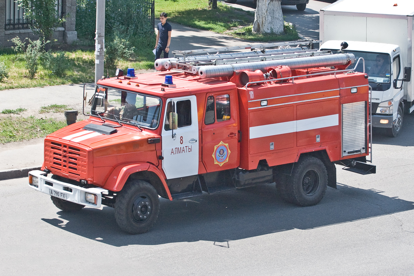 Пожарная автоцистерна АЦ-3,2-40(433104)-8ВР на шасси ЗиЛ-433104 #A 790 FX. Алматы, проспект Рыскулова