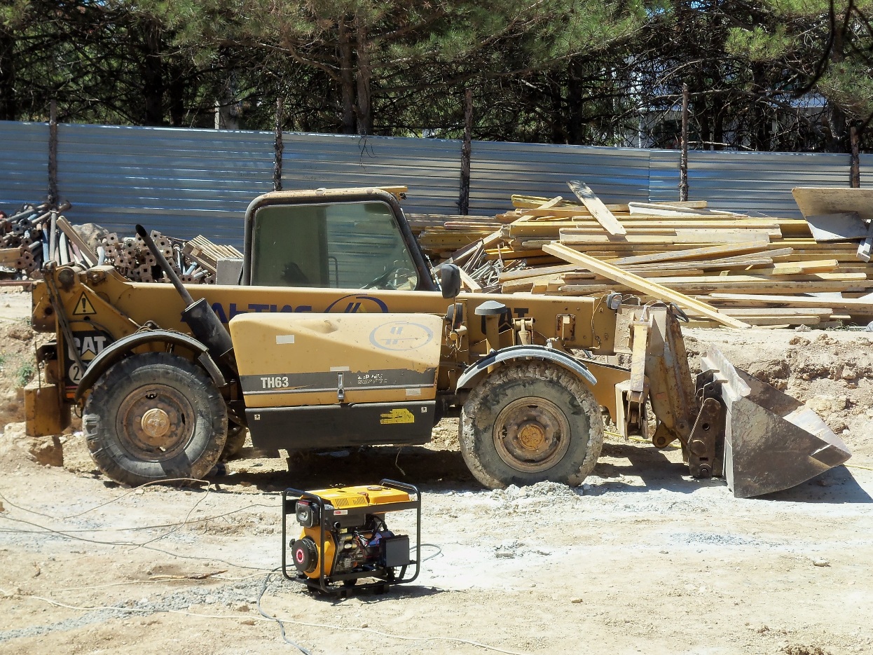 Телескопический погрузчик Caterpillar TH63. Севастополь