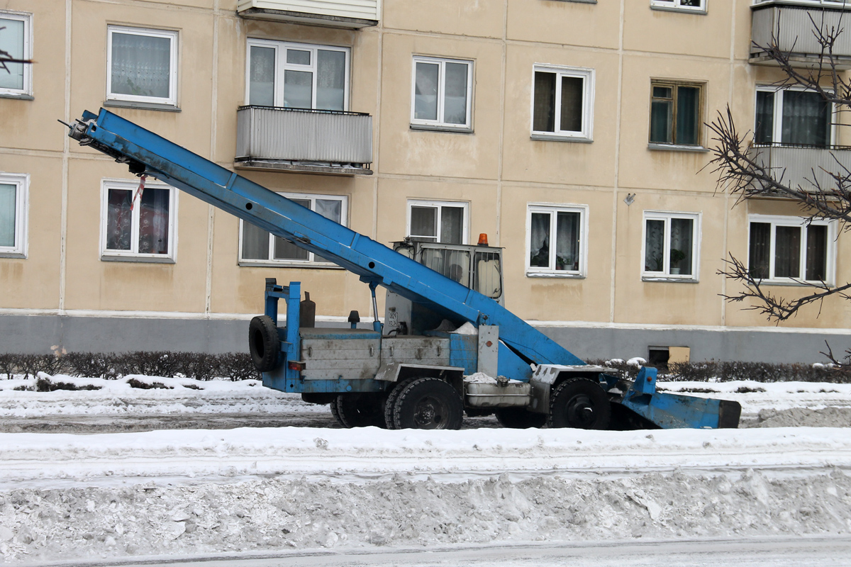 Погрузчик КО-206АН #0829 ХО 24 на уборке снежной массы . Красноярский край, Железногорск, Советская улица