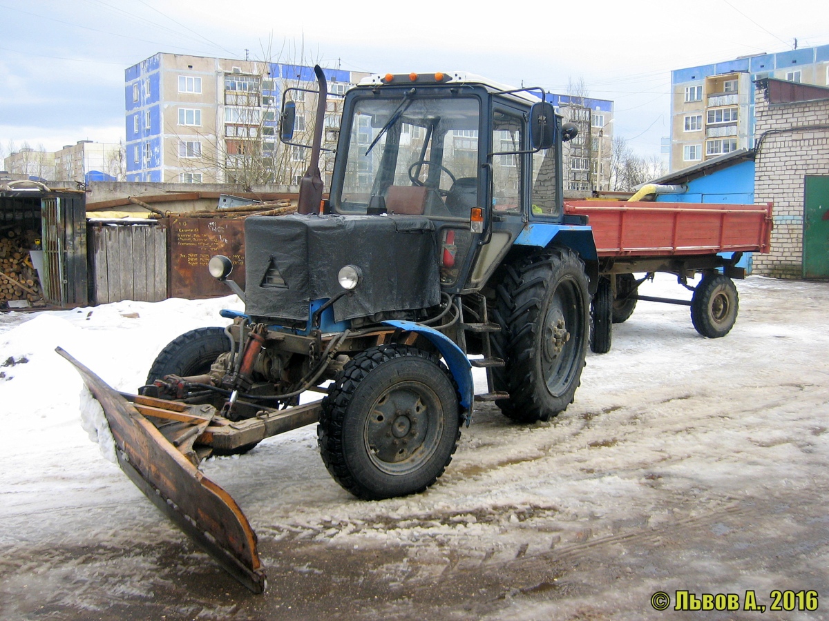 Трактор Беларус-82.1 #6823 ТМ 69 с двухосным прицепом 2-ПТС-4 #6829 ТМ 69 . Россия, Тверская область, Удомля, улица Энтузиастов