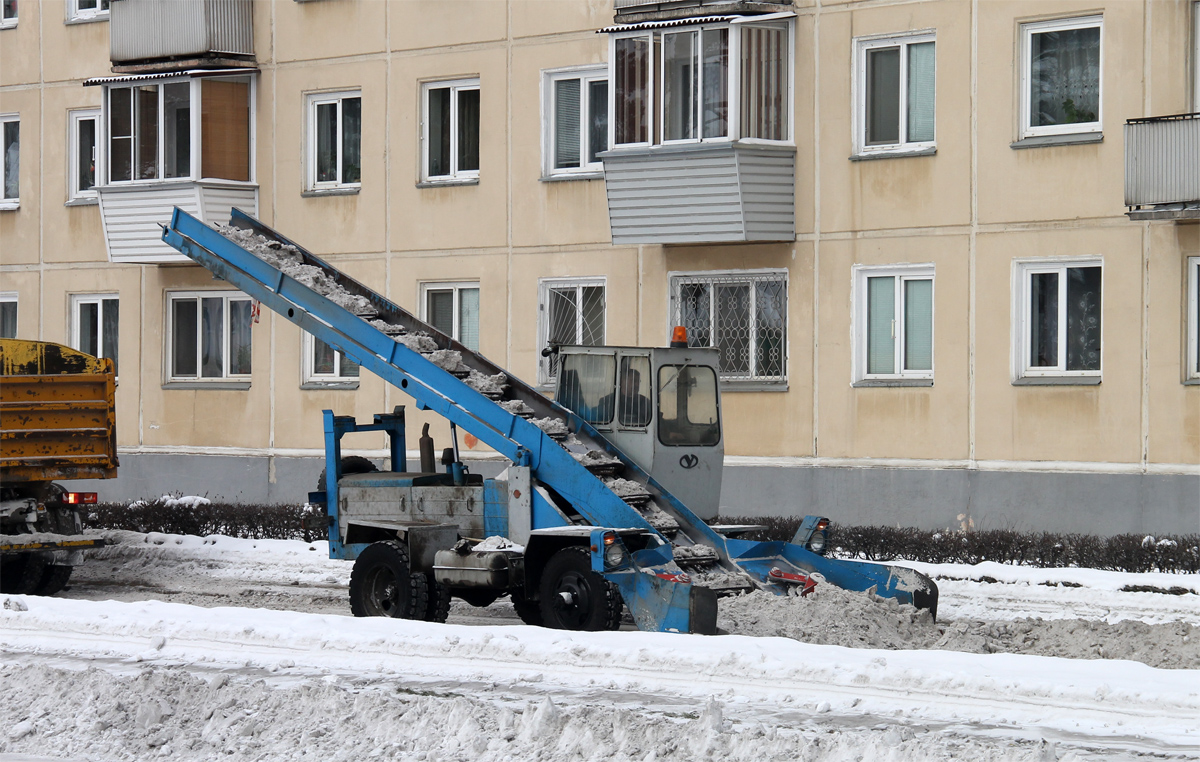Погрузчик КО-206АН #0829 ХО 24 на уборке снежной массы . Красноярский край, Железногорск, Советская улица 