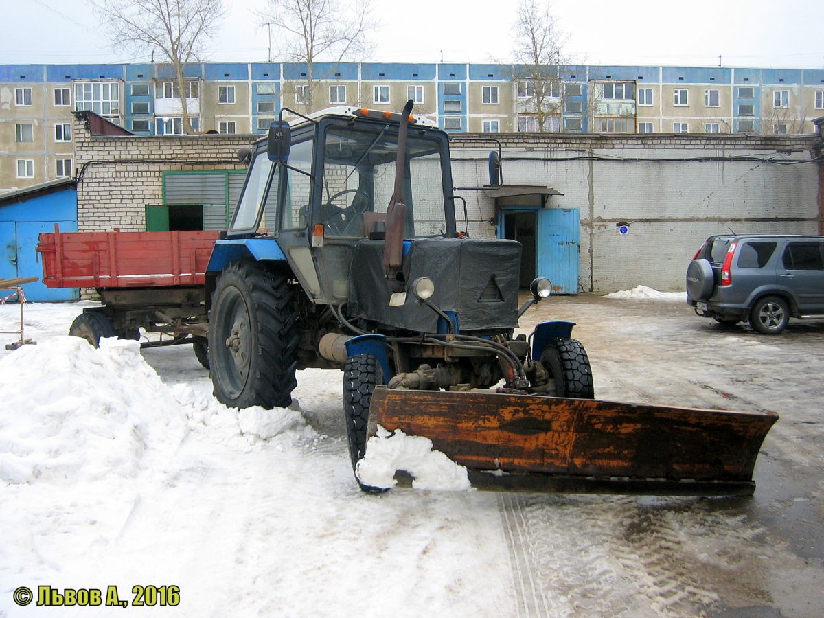 Трактор Беларус-82.1 #6823 ТМ 69 с двухосным прицепом 2-ПТС-4 #6829 ТМ 69 . Россия, Тверская область, Удомля, улица Энтузиастов