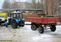 Трактор Беларус-82.1 #6823 ТМ 69 с двухосным прицепом 2-ПТС-4 #6829 ТМ 69 . Россия, Тверская область, Удомля, улица Энтузиастов