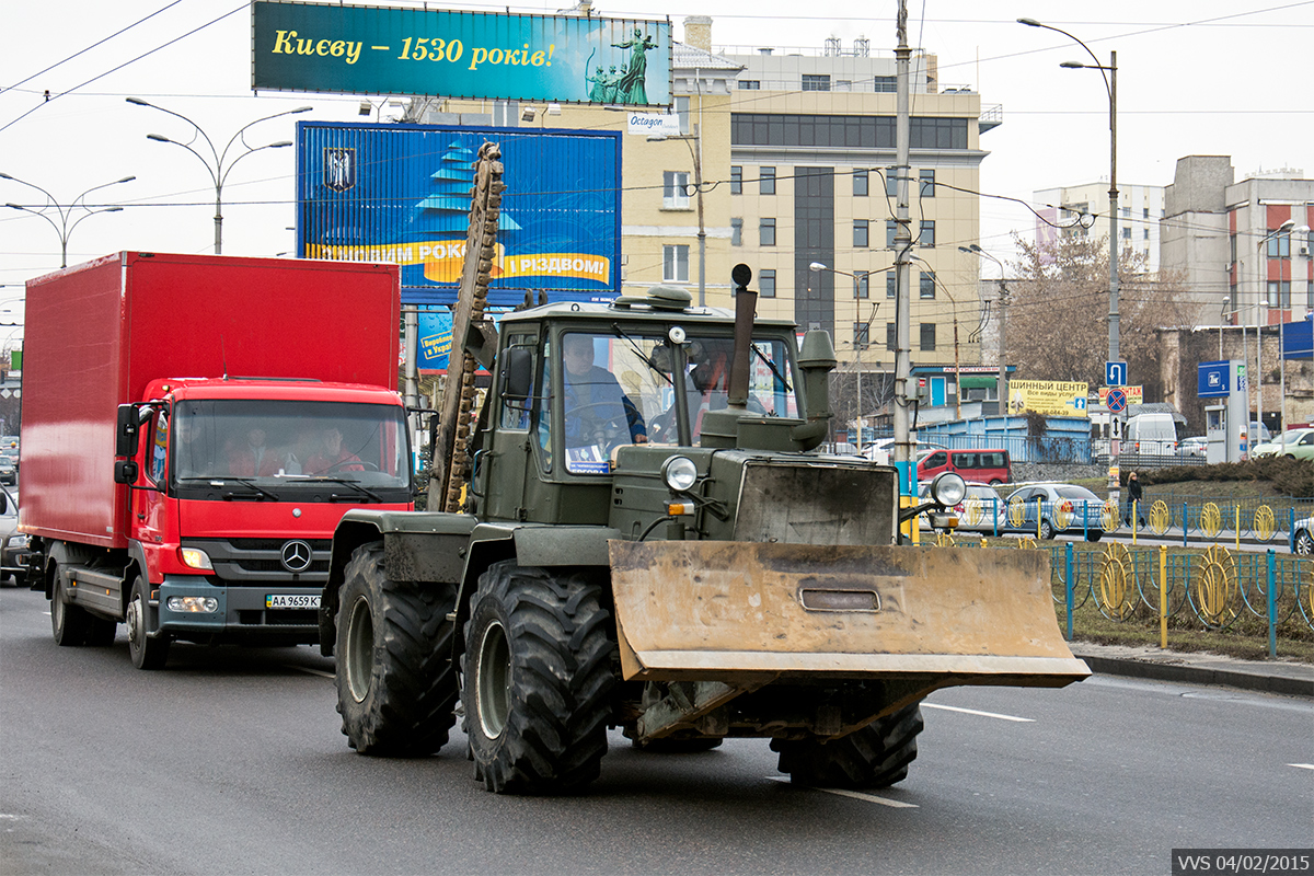 Трактор Т-150К с бульдозерным ножом и цепной баровой установкой. Киев, Московская площадь