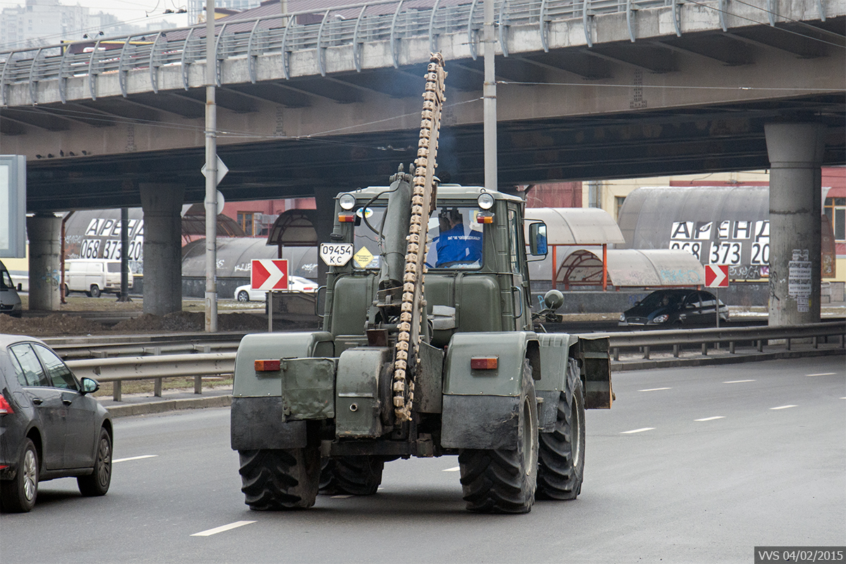 Трактор Т-150К с бульдозерным ножом и цепной баровой установкой. Киев, Московская площадь