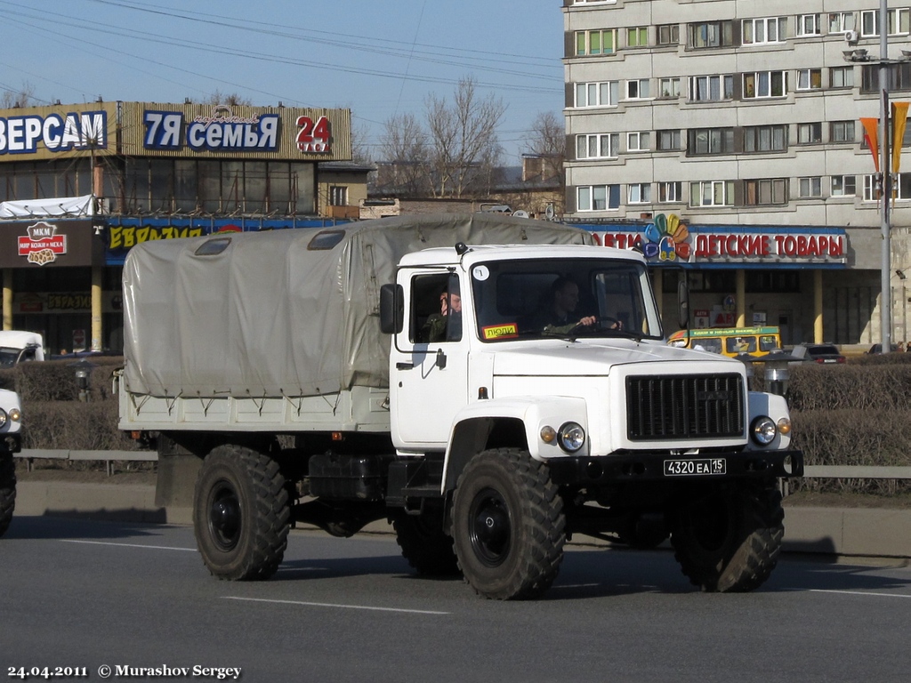 Армейский грузовик ГАЗ-3308 "Садко" #4320 ЕА 15. Санкт-Петербург, площадь Победы