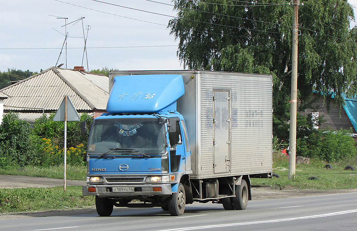 Фургон на шасси Hino Ranger #Х 189 РО 54. Новосибирск, улица Одоевского
