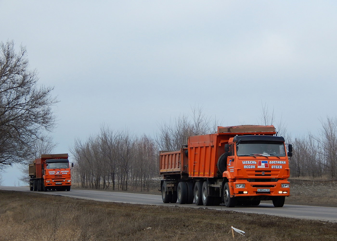 Самосвалы на шасси КамАЗ-6520 #Р 885 НС 31 и #Р 885 УО 31. Белгородская область, Алексеевский район, автодорога Р-185 "Белгород - Павловск"