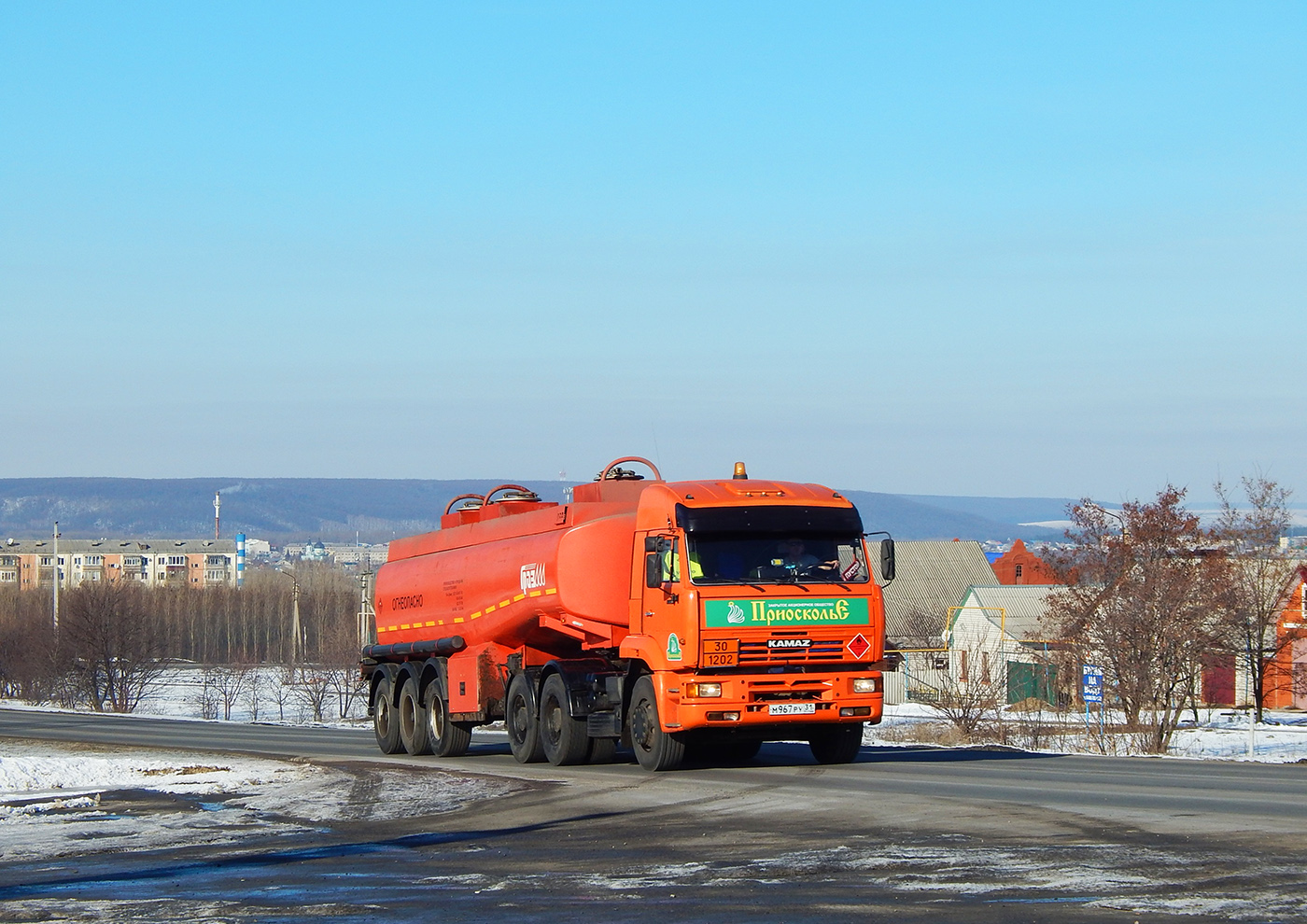 Седельный тягач КамАЗ-6460 #М 967 РУ 31 с полуприцепом-цистерной. Белгородская область, г. Новый Оскол, Алексеевская улица