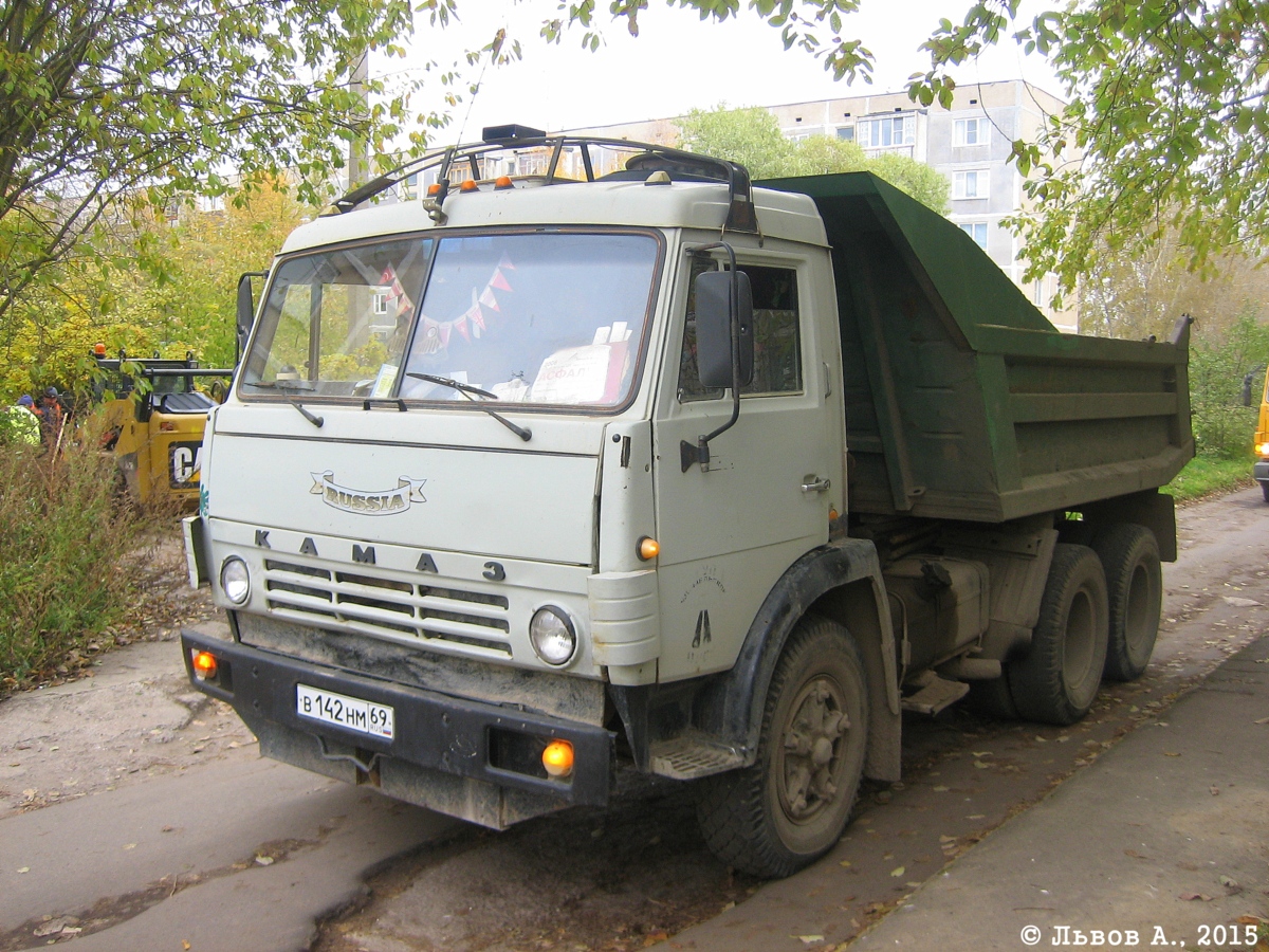 Самосвал КамАЗ-55111 #В 142 НМ 69. Россия, Тверская область, Удомля, проспект Энергетиков