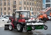 Трактор Беларус 320 с уборочным оборудованием. Киев, Контрактовая площадь