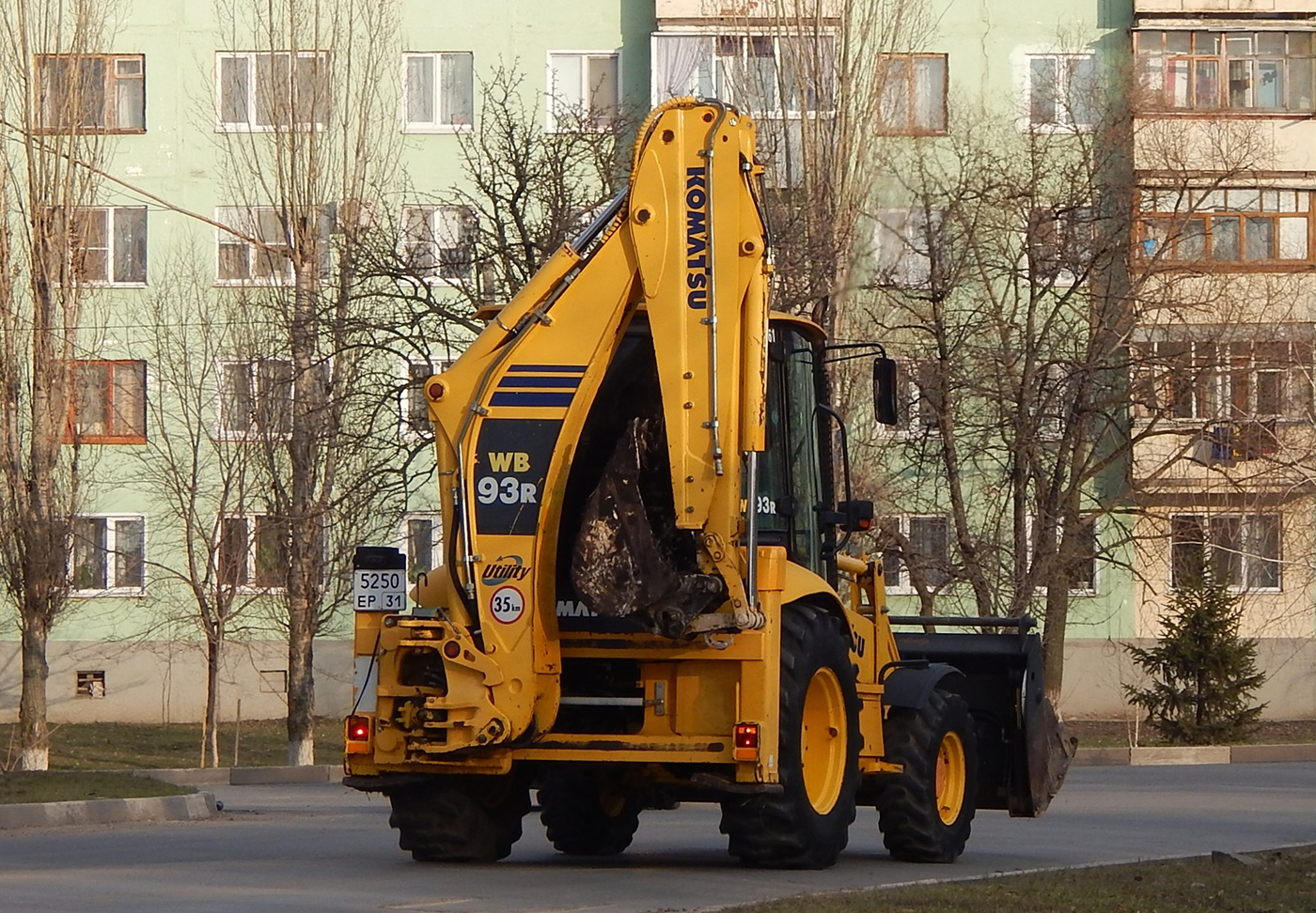  Экскаватор-погрузчик Komatsu WB93R #5250 ЕР 31. Белгородская область. г. Алексеевка, улица Павла Ющенко