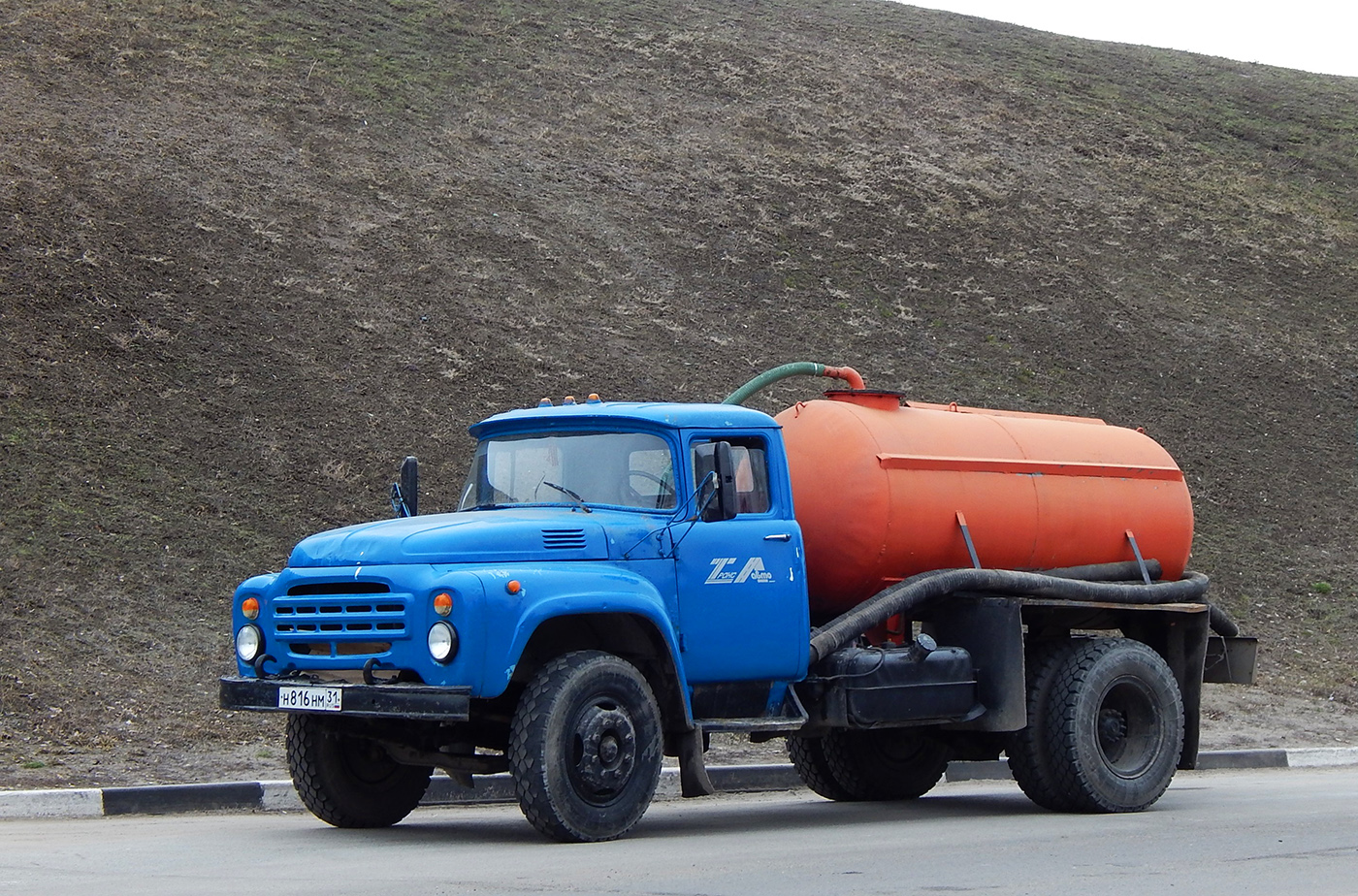 Ассенизационная машина на шасси ЗиЛ-431412 #Н 816 НМ 31. Белгородская область, г. Алексеевка, улица Тимирязева