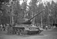 Танк Т-34-85 на выставке «60 лет советскому кино» . СССР, Москва, ВДНХ