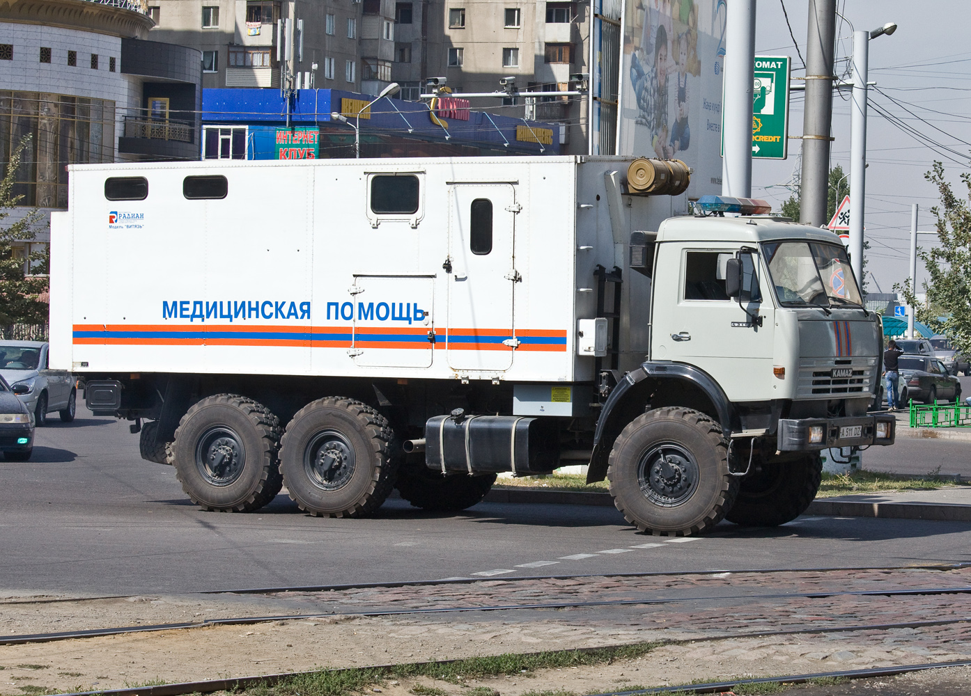 Автомобиль медицинской помощи КЧС на шасси КамАЗ-43118. Алматы, улица Толе би