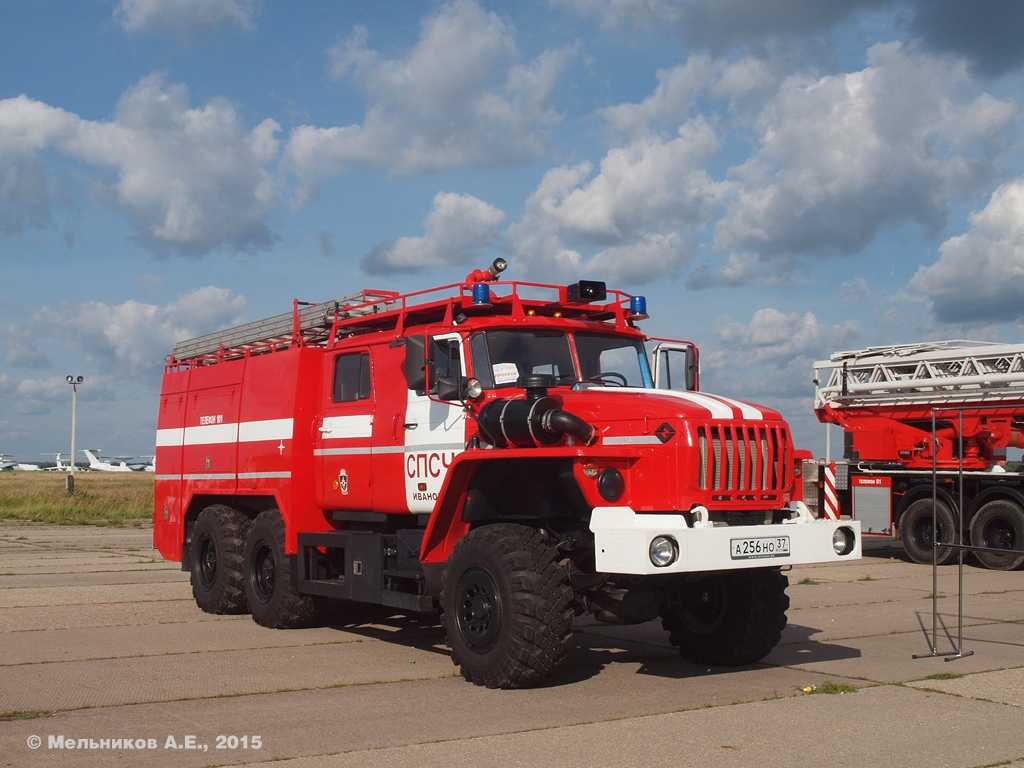 Пожарная автоцистерна АЦ-6,0-40(5557)-004-1ПВ на шасси Урал-5557-70 #А 256 НО 37. Иваново, аэродром Северный